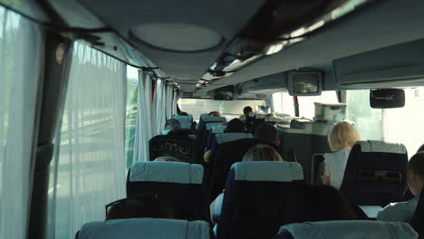 Personenbus-Fährt-Auf-Der-Europäischen-Autobahn-4k