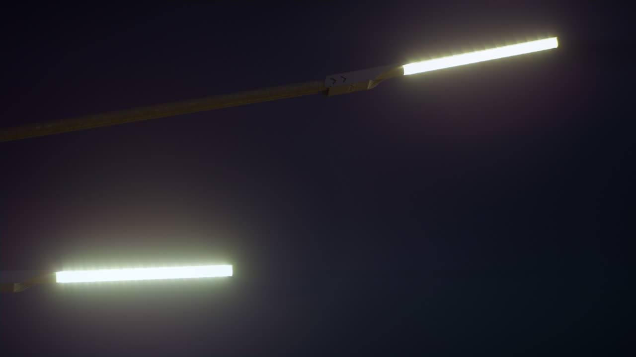 lámparas de calle de cerca que iluminan el bulevar de la autopista por la noche. luces de la ciudad