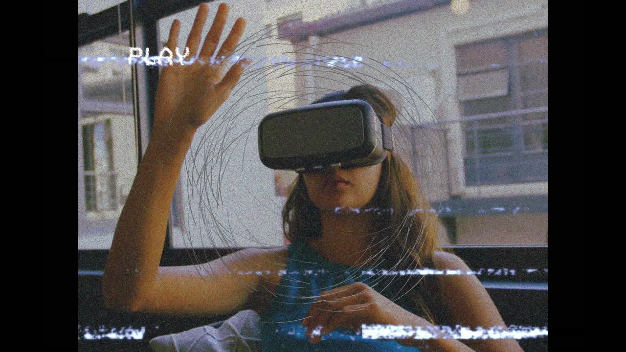 Animace přehrávání se šumem nad ženou ve VR brýlích, gestikulující a používající virtuální rozhraní.