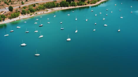 Kleiner-Hafen-Von-Segelbooten-Auf-Den-Schluchten-Du-Verdon