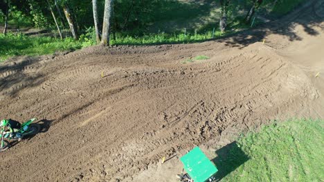 carreras de motos de motocross en una pista