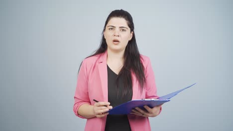 Mujer-De-Negocios-Enojada-Mirando-La-Cámara.