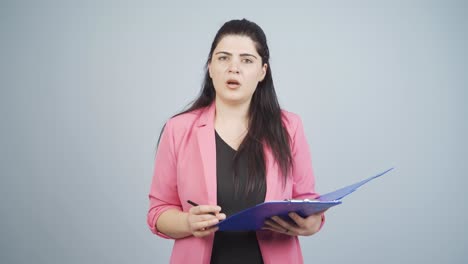 una mujer de negocios enojada mirando a la cámara.