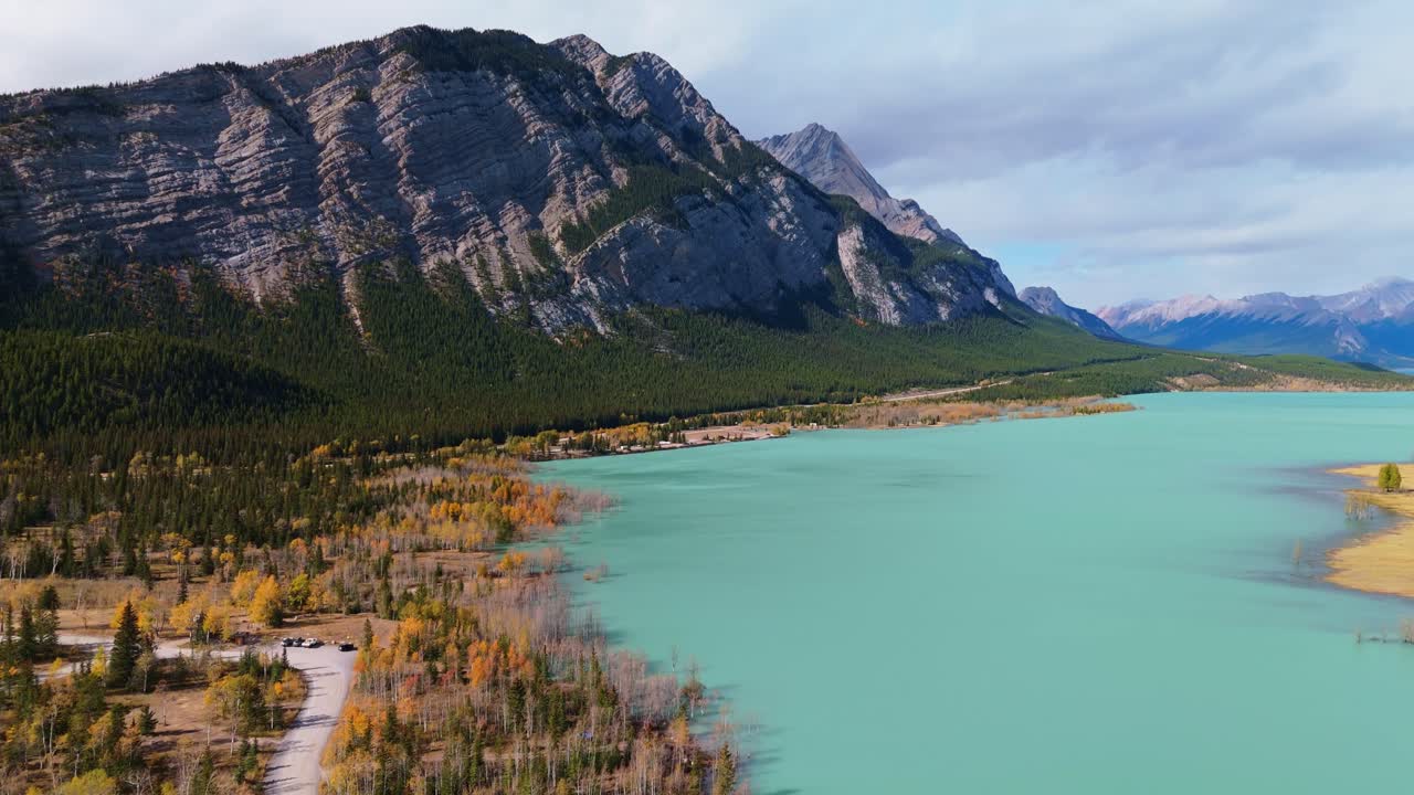 Vue aérienne de montagnes incroyables entourant le lac Abraham.