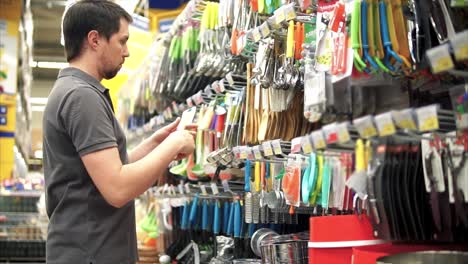 hombre comprando utensilios de cocina