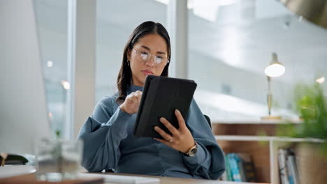 Business-woman,-tablet-and-office-planning