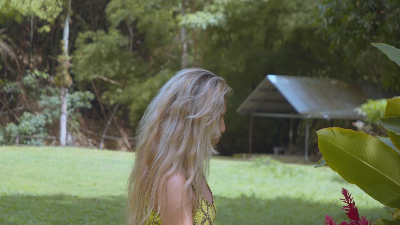 캐리비안 트리니다드 섬의 목장에서 꽃을 감상하는 금발 소녀