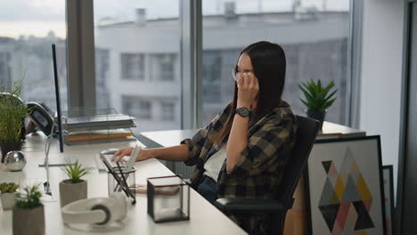 Focused-woman-texting-keyboard-at-office-closeup.-Business-team-having-deadline