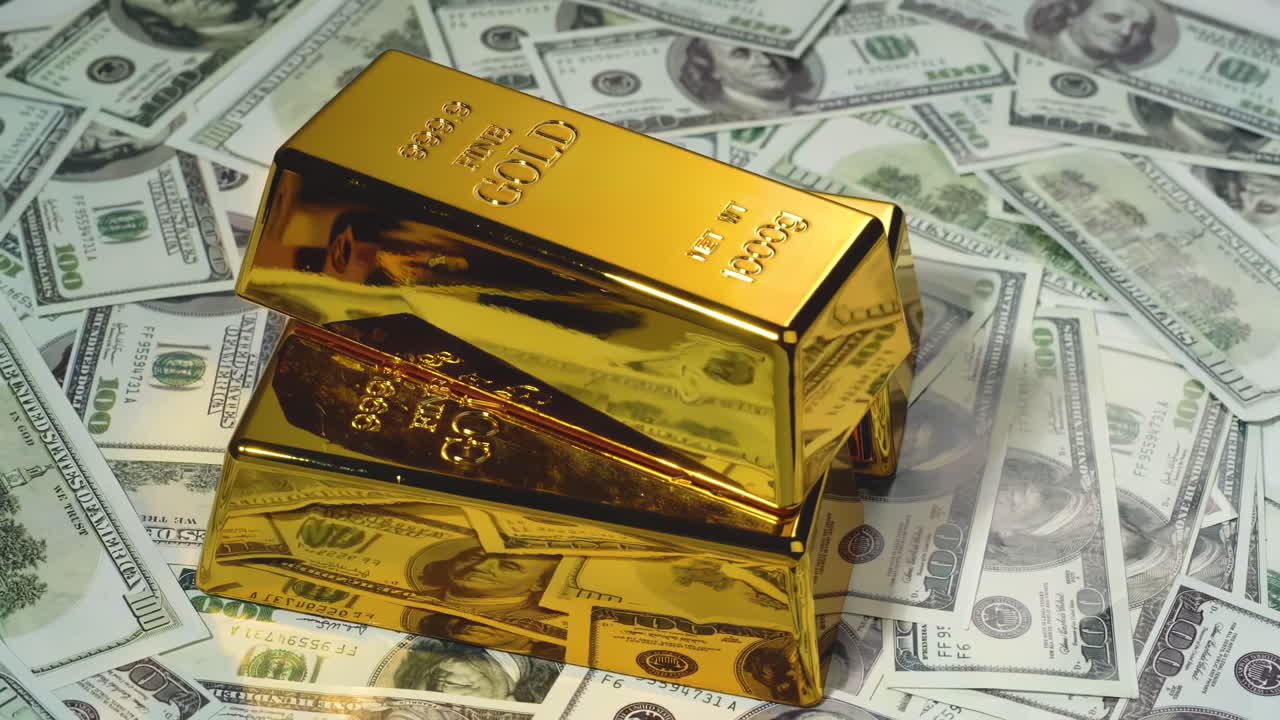 Lingotti d'oro che poggiano su banconote da cento dollari, diversi lingotti d'oro su banconote americane, a indicare la saggezza negli investimenti, la crescita dei risparmi e la sicurezza economica ottenute tramite le riserve auree rispetto alla ricchezza in valuta.