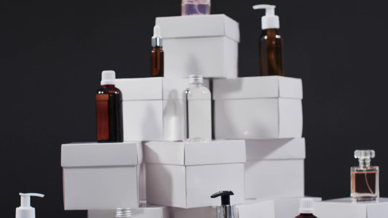 video de productos de belleza con cajas de cartón blancas con espacio de copia sobre fondo negro