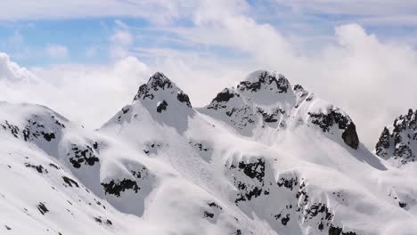 enfoque panorámico aéreo de las montañas dolomitas en invierno cubiertas de nieve