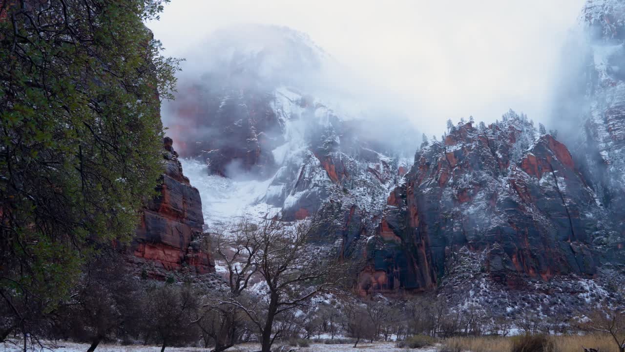 una toma reveladora de las nubes que cubren las montañas en un día de invierno nevado en el parque nacional de sión