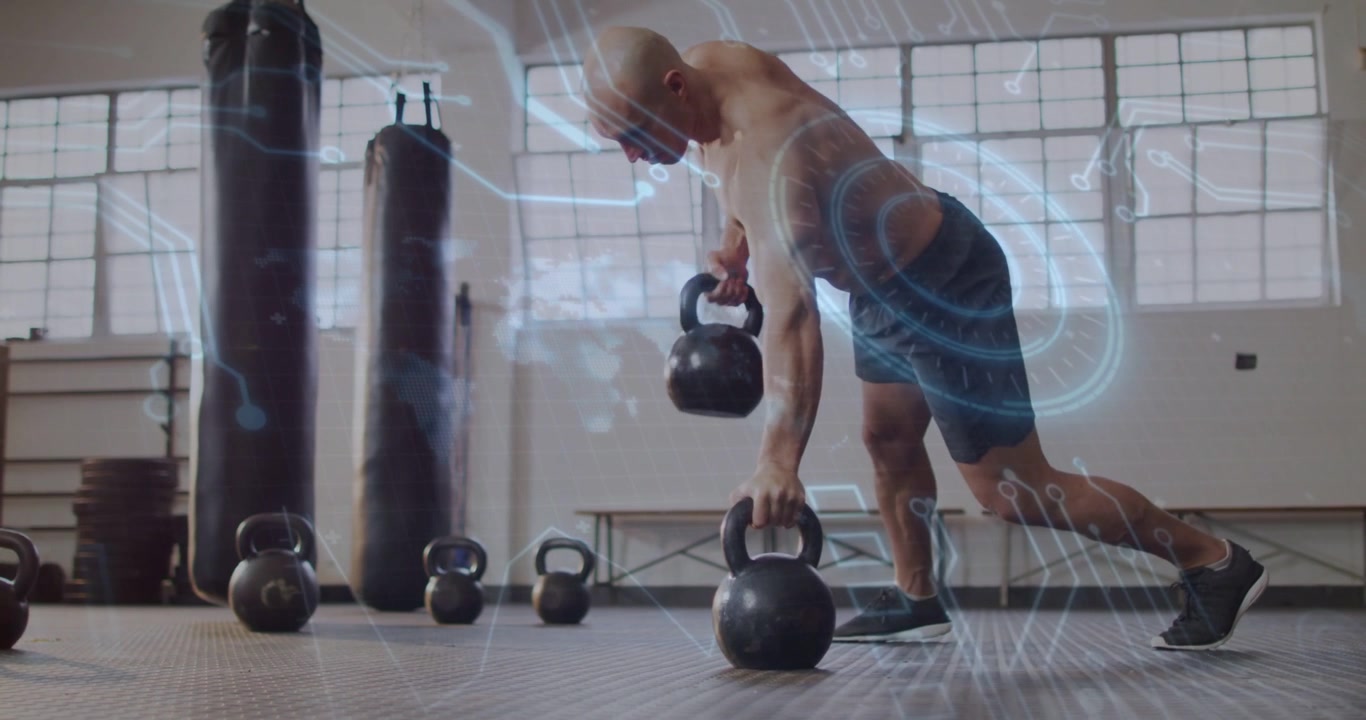 Mannlig atlet flytter vekt, utfører kettlebell-roing for trening, med et blått overlegg som justerer overkroppen.