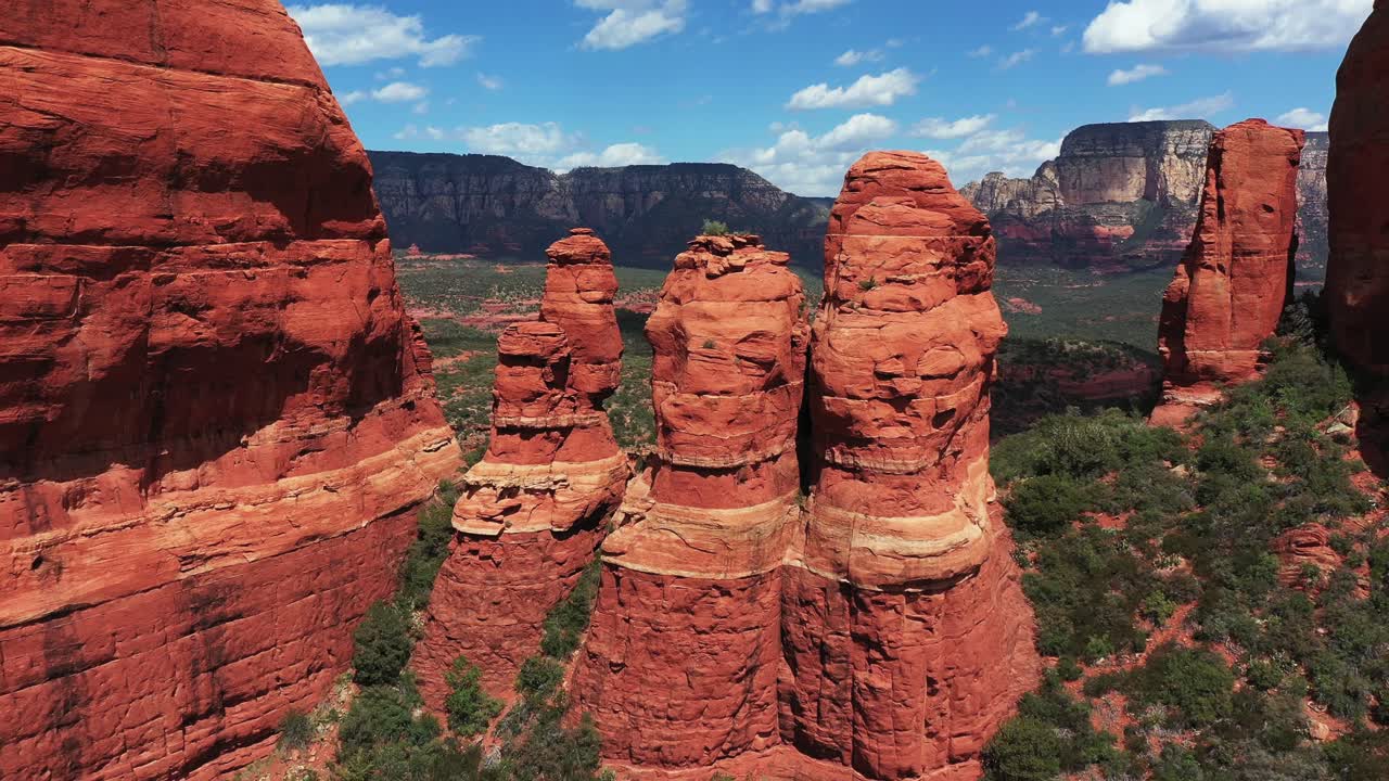 미국 애리조나 주 세도나의 아름다운 풍경에 있는 세 자매 주두 붉은 암석, 무인 항공기 조감도