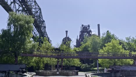 Sitio-Industrial-Del-Parque-Paisajístico-De-Duisburg-Con-Una-Gran-Grúa-De-Acero-En-La-Naturaleza