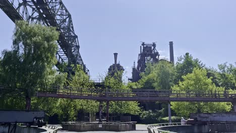 sitio industrial del parque paisajístico de duisburg con una gran grúa de acero en la naturaleza