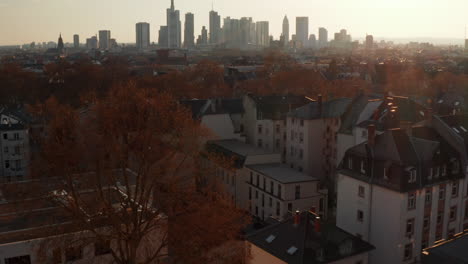 Luftbild-Von-Drohne.-Die-Neigung-Nach-Oben-Zeigt-Die-Wolkenkratzer-Skyline-Der-Innenstadt-Gegen-Die-Sonne.-Frankfurt-Am-Main,-Deutschland