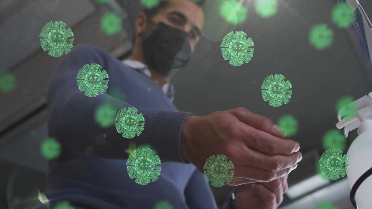 animación de las células de covid-19 sobre el hombre de oriente medio con máscara facial aplicando desinfectante de manos