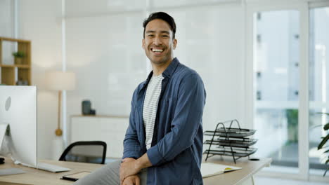 hombre sonriente en la oficina moderna