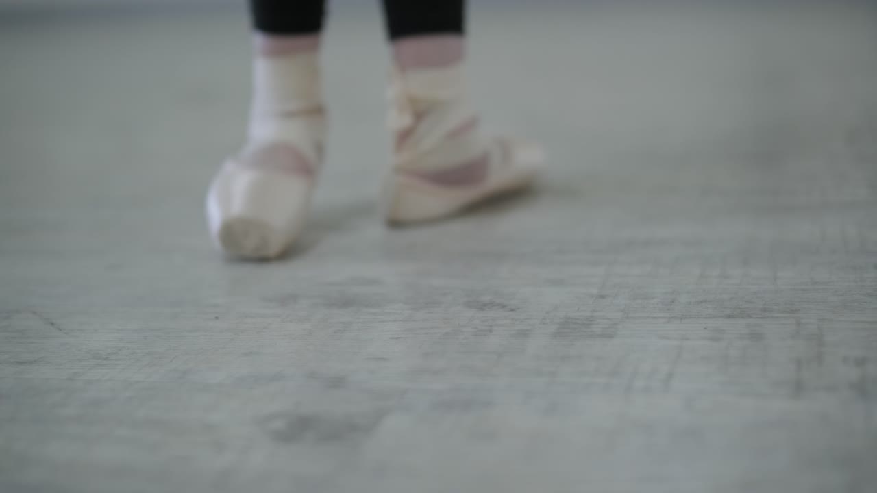 joven bailarina en la lección de estudio. rendimiento de entrenamiento. postura de ejercicio de estiramiento. bailarina practica técnica de equilibrio. elegancia clásica fitness.