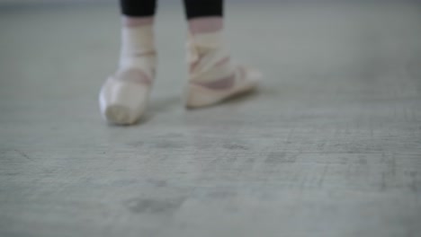 joven bailarina en la lección de estudio. rendimiento de entrenamiento. postura de ejercicio de estiramiento. bailarina practica técnica de equilibrio. elegancia clásica fitness.