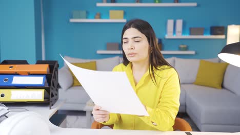 mujer de negocios reflexiva trabajando en su oficina en casa. mujer ingeniera.