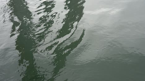 agua en el mar azul profundo