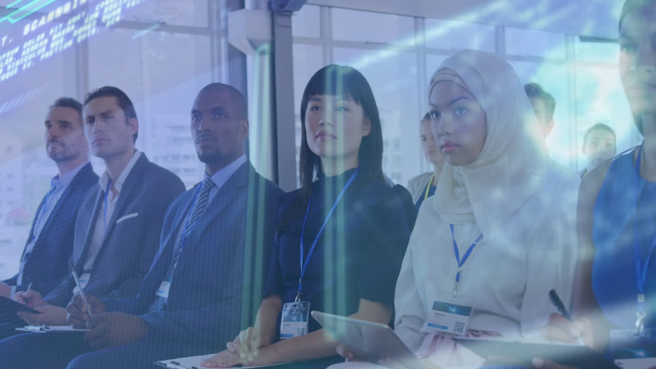 비즈니스 컨퍼런스에 앉아있는 다양한 사업가들에 대한 데이터 처리의 애니메이션