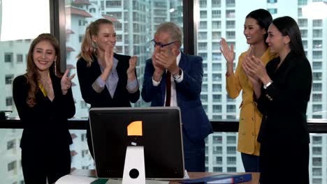 la gente de negocios feliz celebra la victoria del éxito