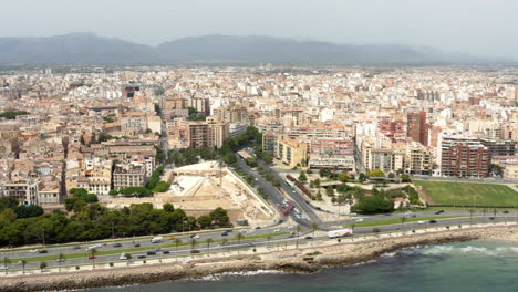 Autoverkehr-Auf-Der-Stark-Befahrenen-Küstenstraße-Mit-Dem-Stadtzentrum-Von-Palma-Dahinter