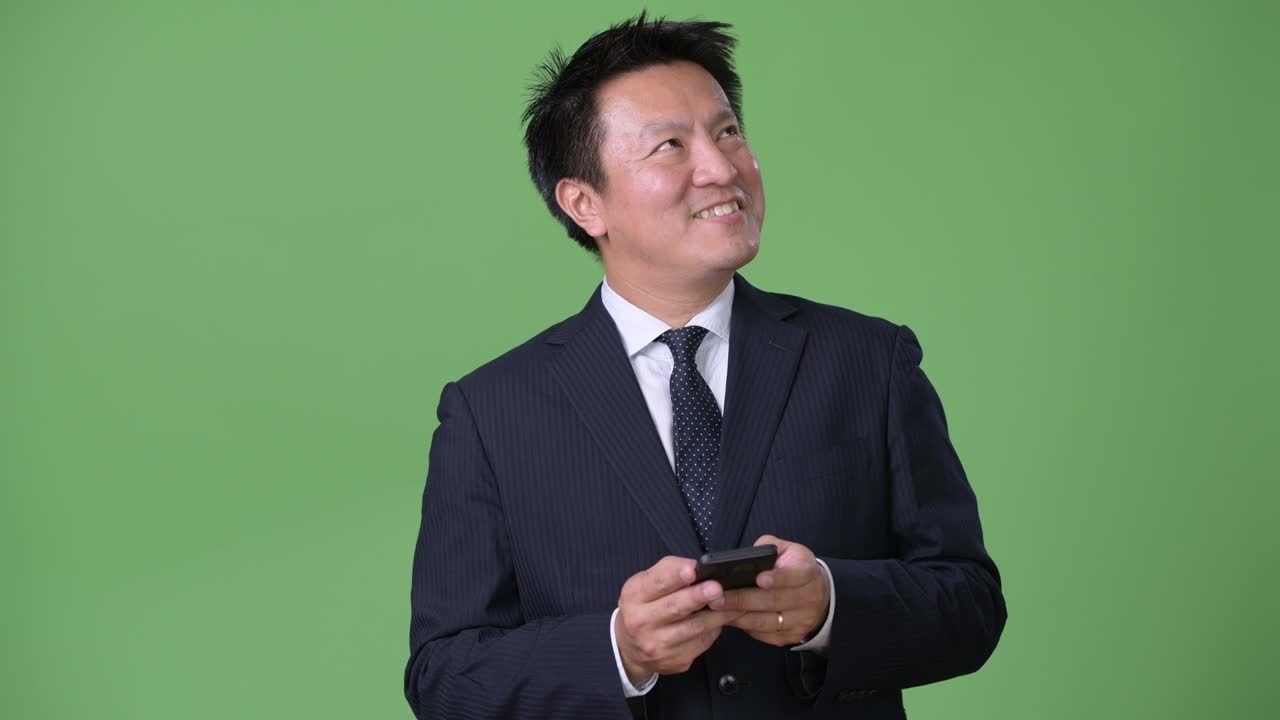 녹색 배경에 성숙한 일본 사업가