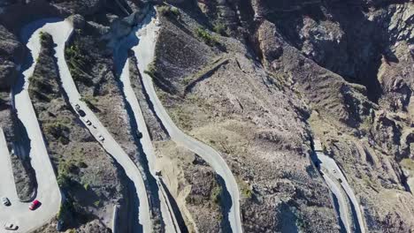 Kurvenreiche-Straße-Mit-Autos-Hafen-Von-Santorini