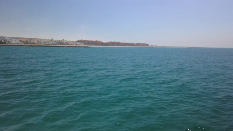 la ciudad de almerimar en almería durante un día soleado de verano