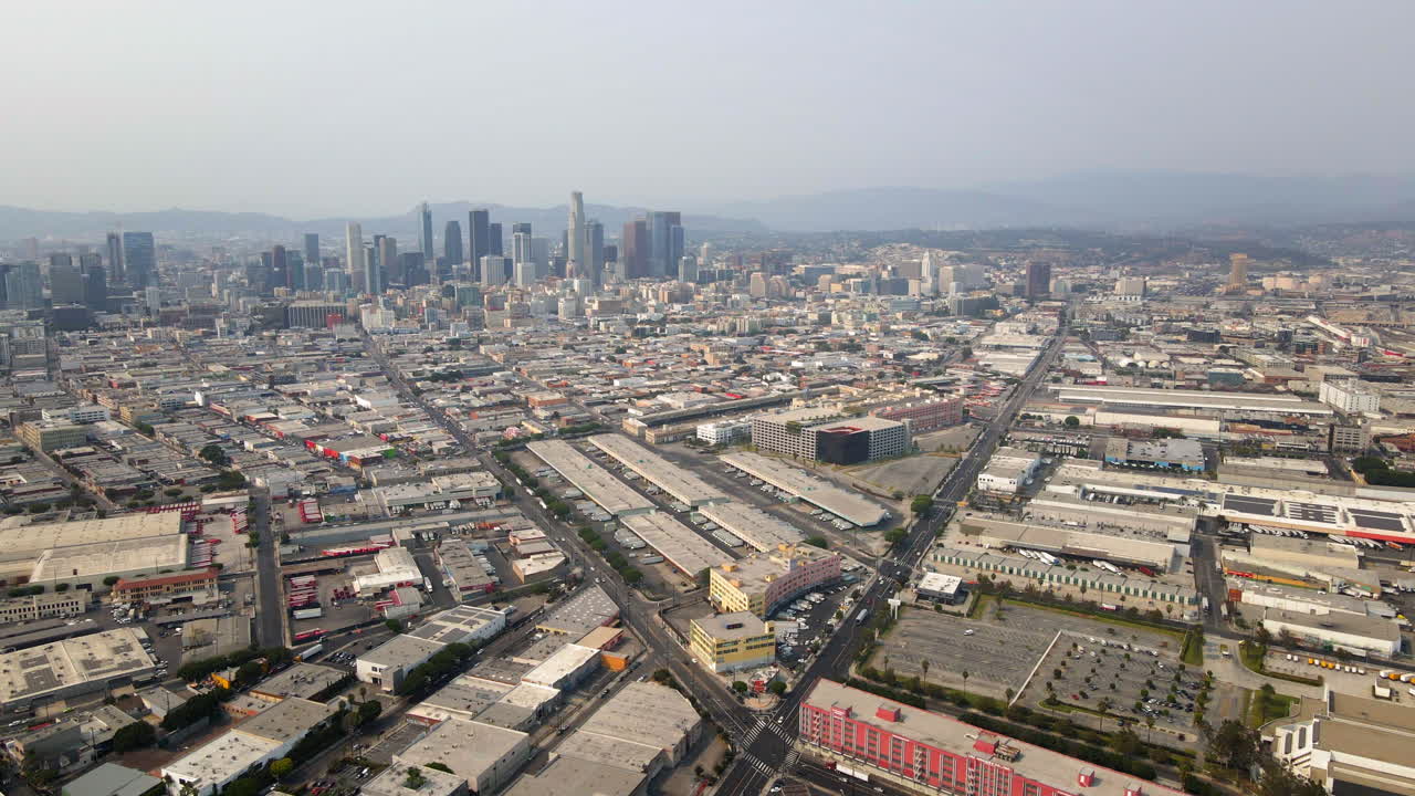 Vista aerea dello skyline del centro di Los Angeles e dell'espansione urbana