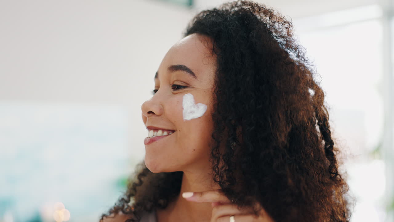 mulher a aplicar creme facial