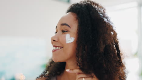 mujer aplicando crema facial