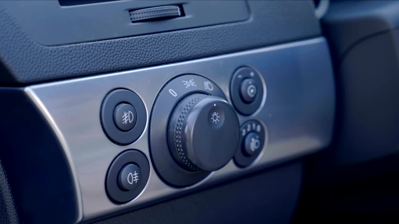 운전자의 손은 등을 켜고, 그 다음 낮빛 헤드라이트를 켜고