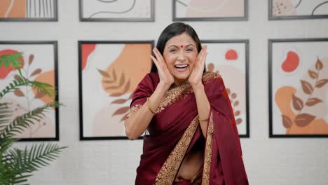 Mujer-India-Entusiasta-Haciendo-Cara-Impactante