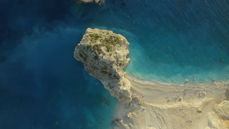 Una-Vista-De-Pájaro-De-Arriba-Hacia-Abajo-Para-Los-Acantilados-De-Kerri-En-El-Agua-Azul-Del-Mar-Y-Un-Alto-Acantilado-En-La-Isla-De-Zakynthos,-Grecia-En-4k