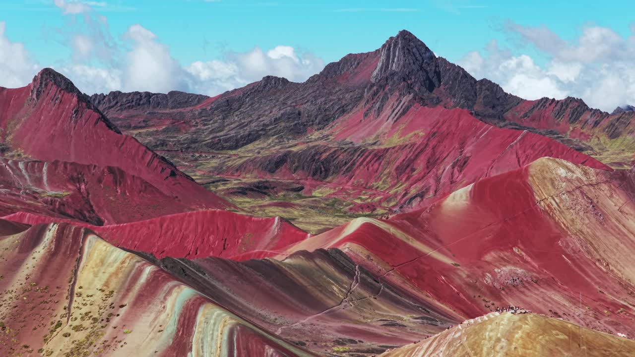 Montanha Arco-Íris Vinicunca, Peru, vista aérea por drone, paralaxe com zoom, céu azul matinal, Montaña de Siete Colores, Palccoyo, Pallay Punchu, nuvens, Andes Peruanos, Vale Vermelho, colinas listradas de sete cores, sete cores