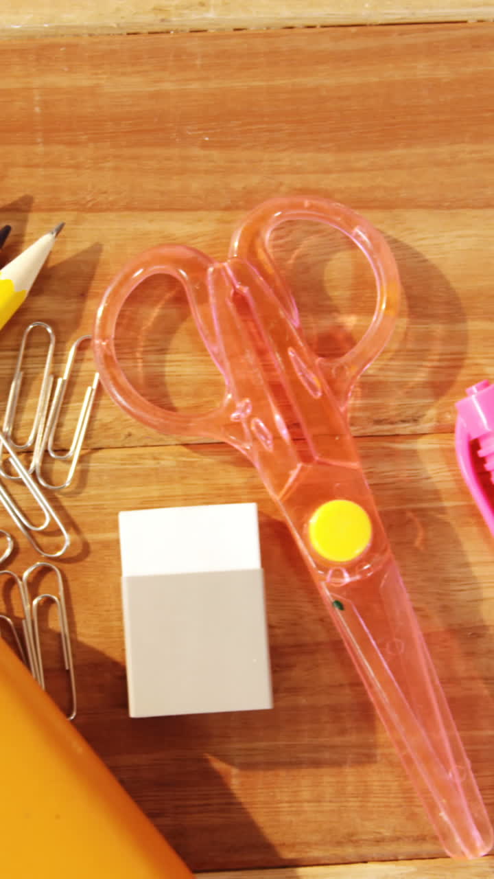 крупный план различных канцелярских изделий и яблок