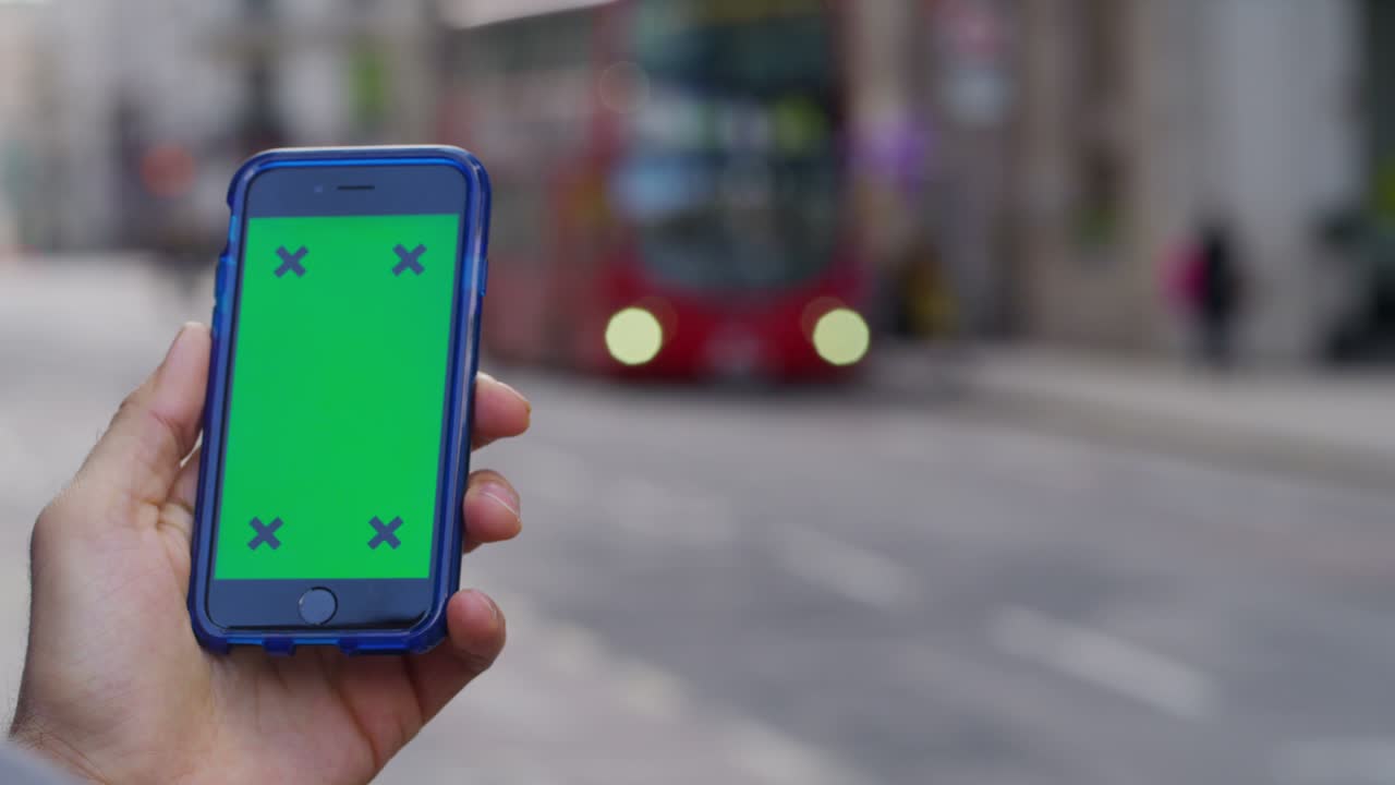 pantalla verde de la llave de croma del teléfono celular con la mano