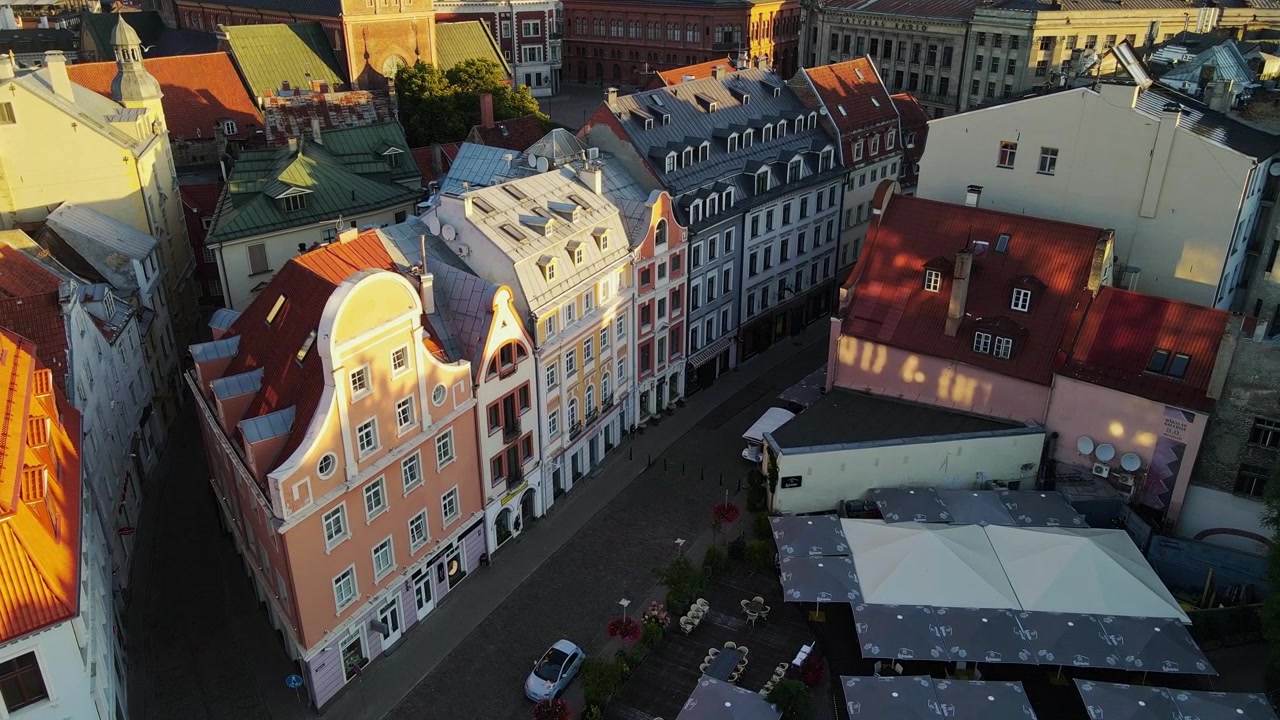 Vista drone di colorati edifici della Vecchia Riga bagnati dalla calda luce del mattino.
