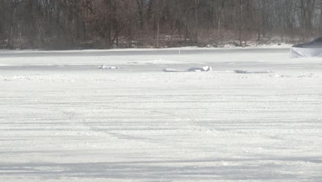 在冰線上滑動,在雪中駕駛