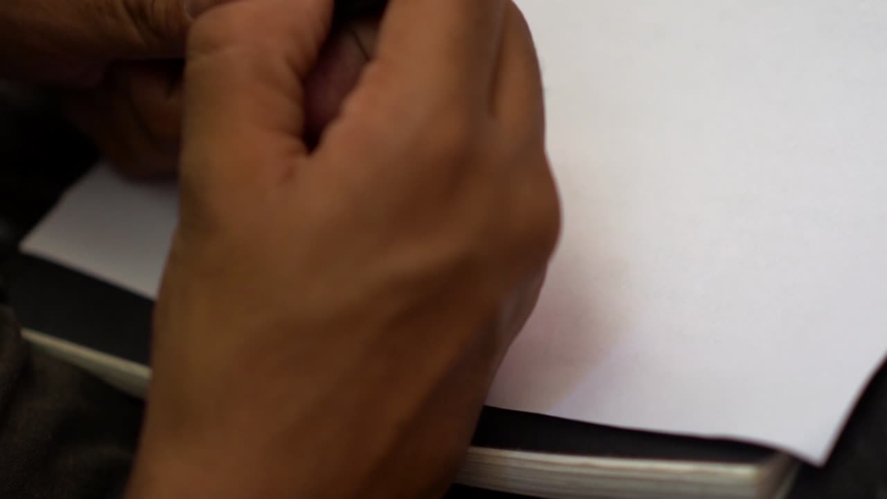 solo joven escribiendo una carta en el encierro