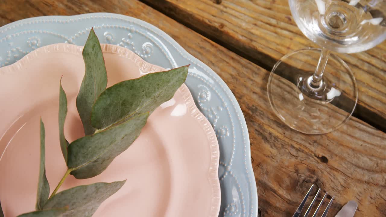 varios cubiertos en la mesa de madera 4k