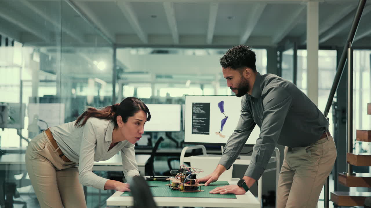 dos colegas dan un "high five" después de completar un proyecto exitoso