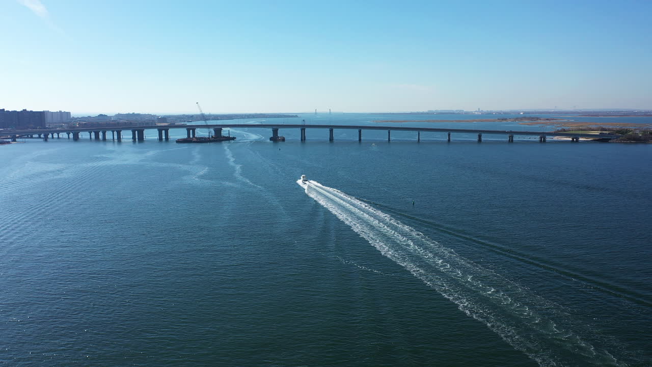 퀸즈, 뉴욕의 풀이 무성한 만 상공에서 공중 촬영