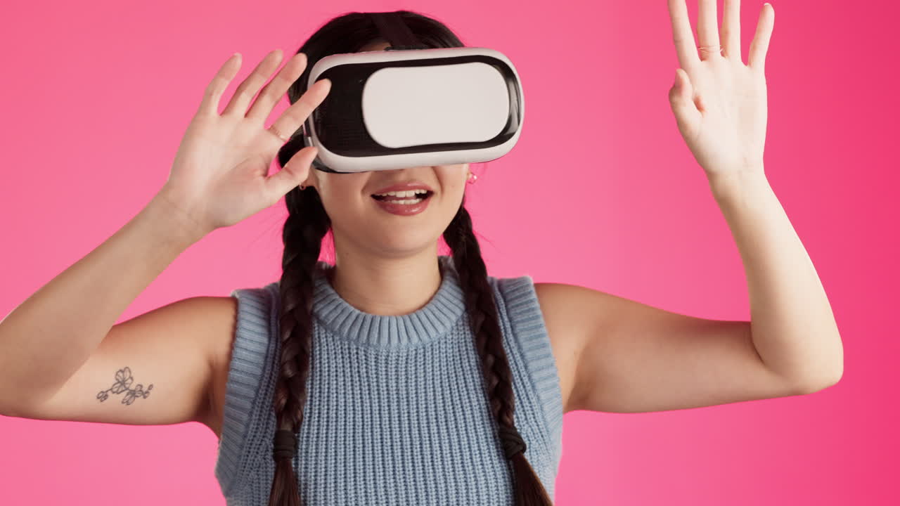 Donna che indossa l'auricolare VR