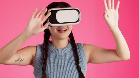 mujer con auriculares vr